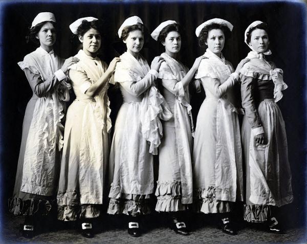 Female students as "A Sextette of Plymouth Daisies" in "The Captain of Plymouth", 1909