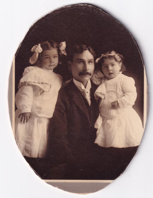 Thomas Hanbury with children, c.1908