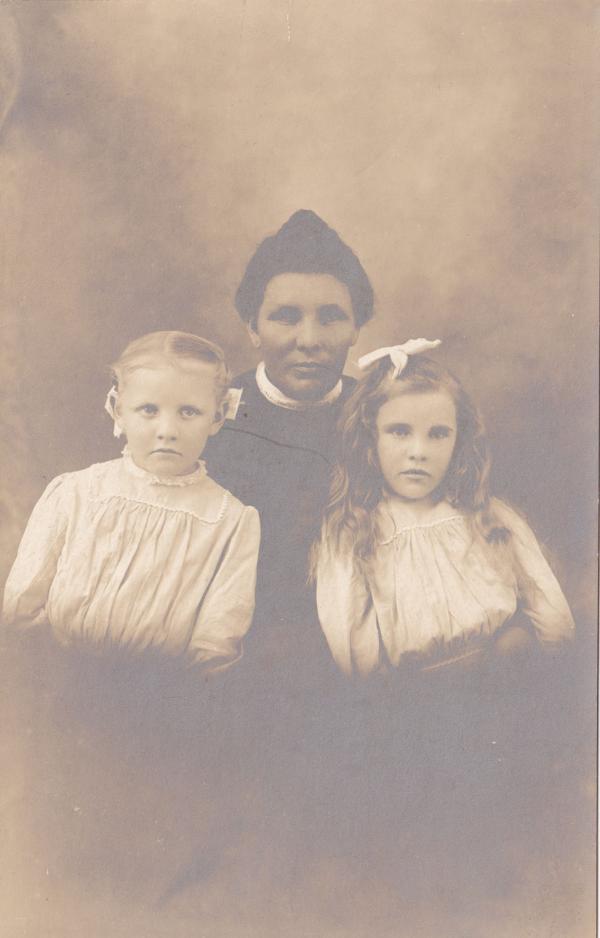Katrina Scott with her daughters, c.1910