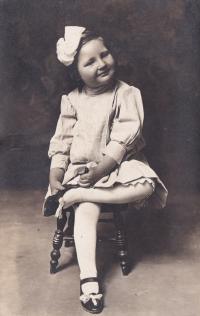 Ardith Nioma McComb, c.1910