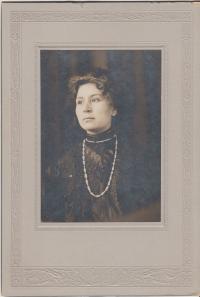 Anona Crowe, c.1912